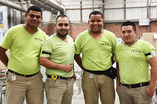 Fotografía de cuatro colaboradores de RTA con una postura relajada y sonriente en las instalaciones de su planta